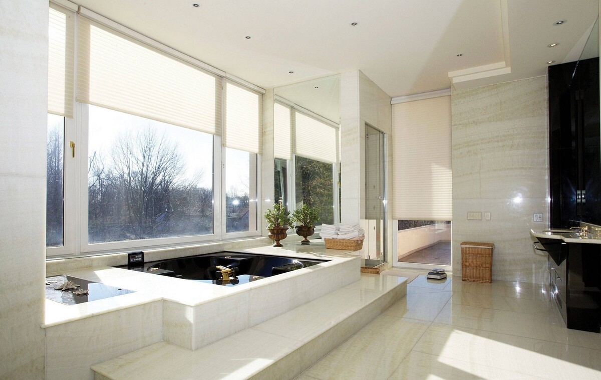 панорамное окно в ванной комнате