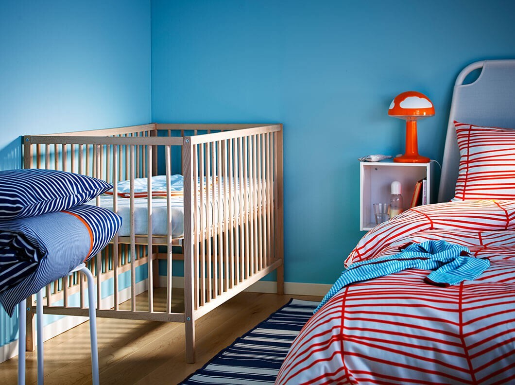 Интерьер спальни с детской кроваткой: коротко о важном и не очень