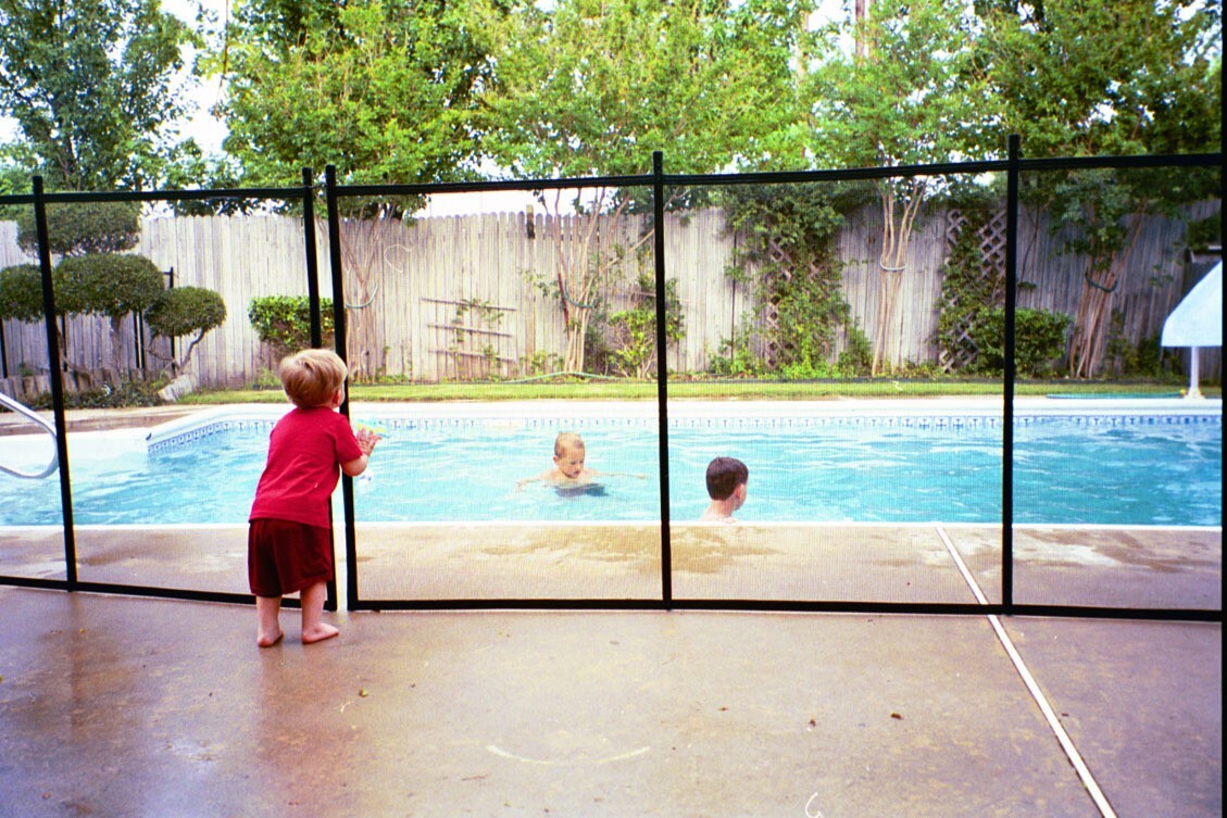 Как огородить бассейн от детей