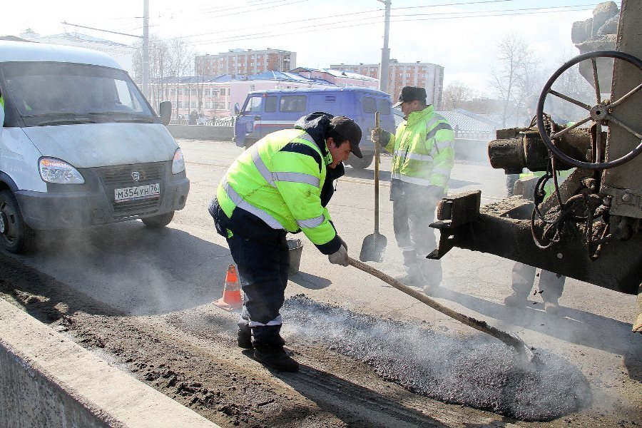 В Рыбинске продолжаются работы по ямочному ремонту дорог