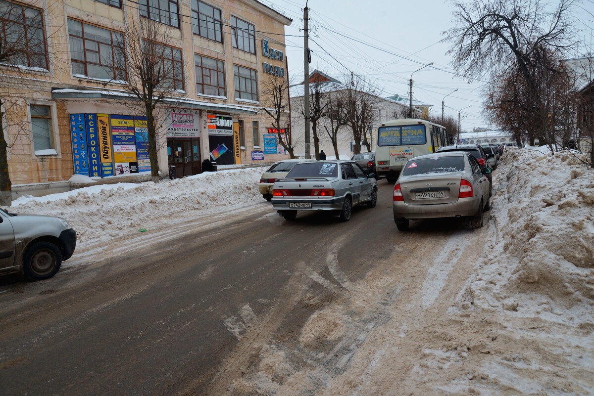 На улице Свердлова появятся новые участки дороги с запретом парковки