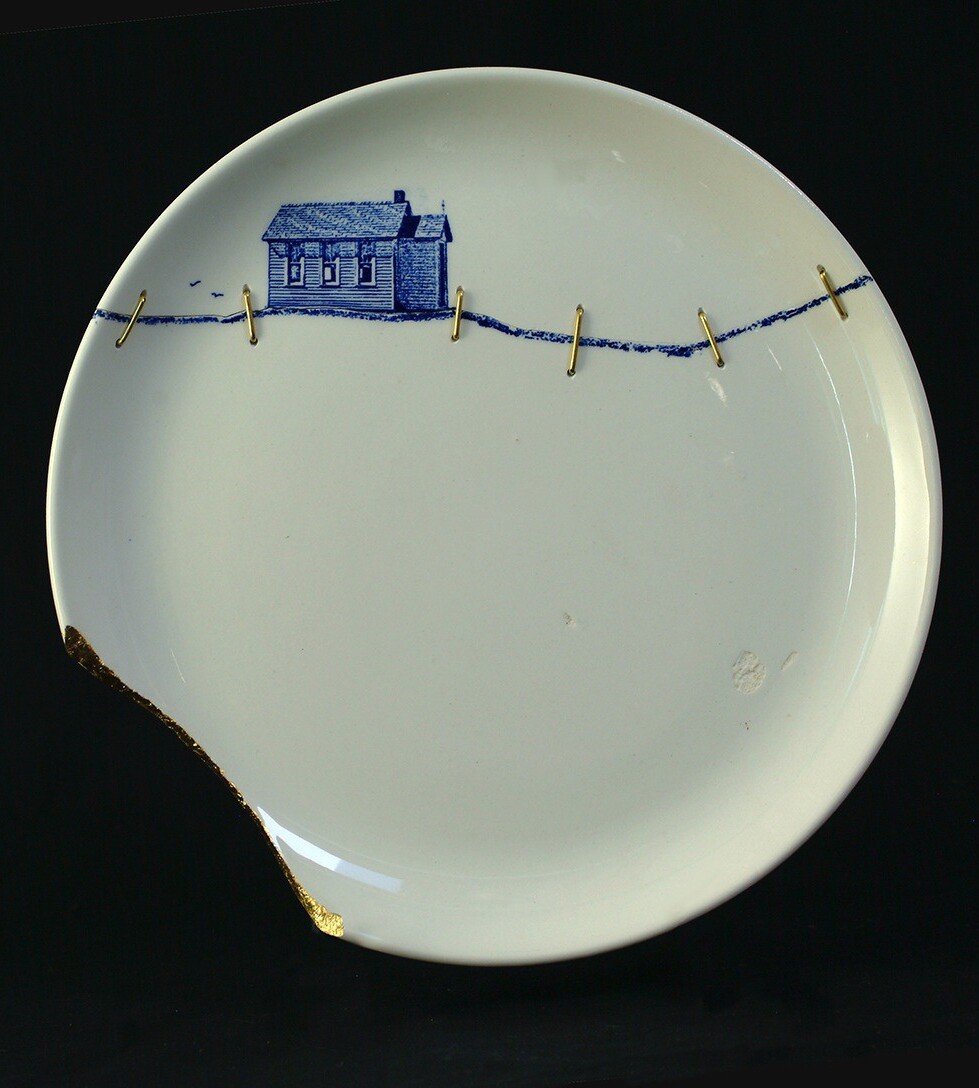 Скол на тарелке. Кинцуги тарелки. Японская керамика Кинцуги. Kintsugi фарфор. Кинцуги чаша.