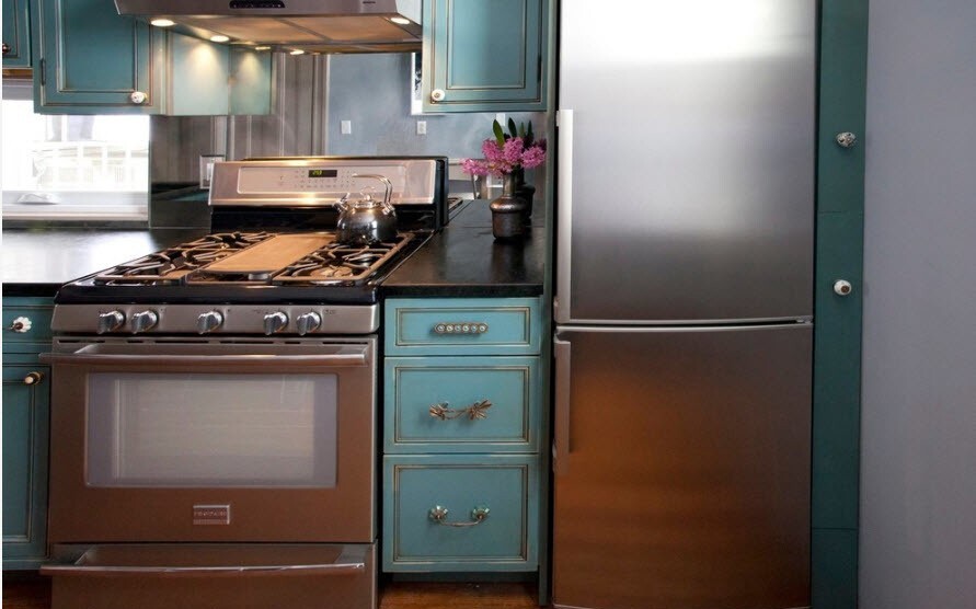 Холодильник в интерьере кухни: как выбрать и расположить этот бытовой .