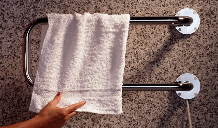 Комфортный аксессуар для ванной: как выбрать и установить полотенцесушитель 