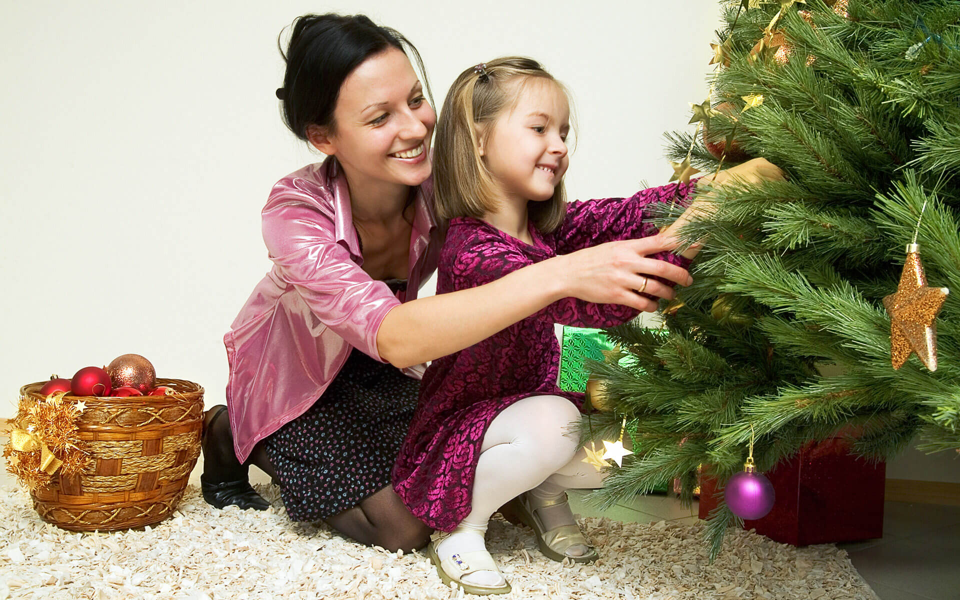 Спасибо за все мам елка. Дети наряжают елку. Мама с ребенком наряжают елку. Новый год семья. Елка Новогодняя украшенная дети.