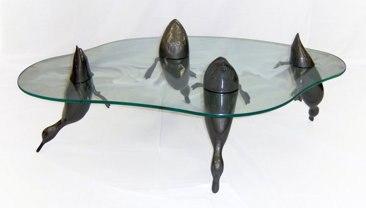 Стеклянный стол с бегемотом