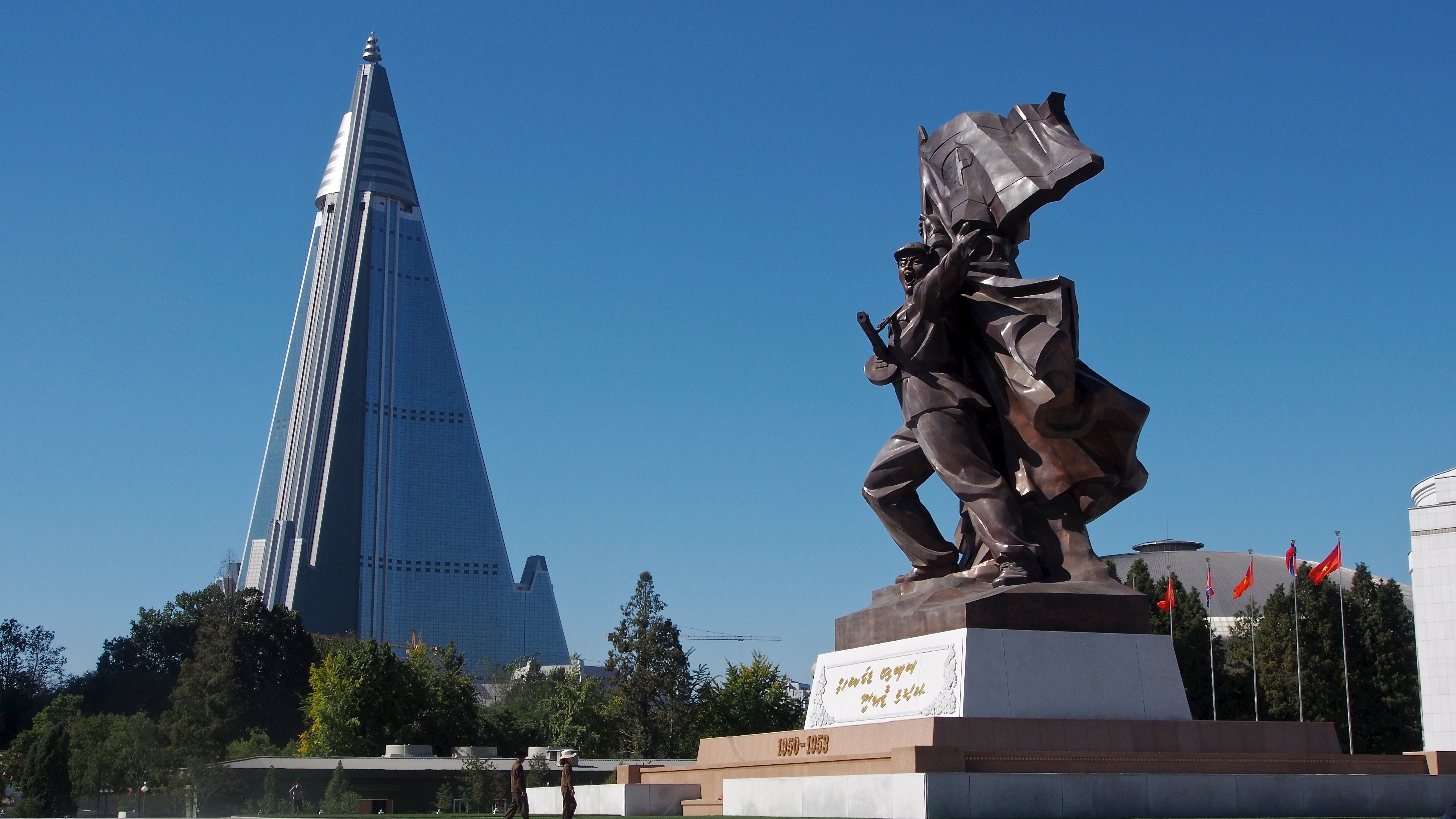 Памятники северной. Памятник в Пхеньяне. Памятники Северной Кореи. Северная Корея монумент. Северная Корея башня Пхеньяне.