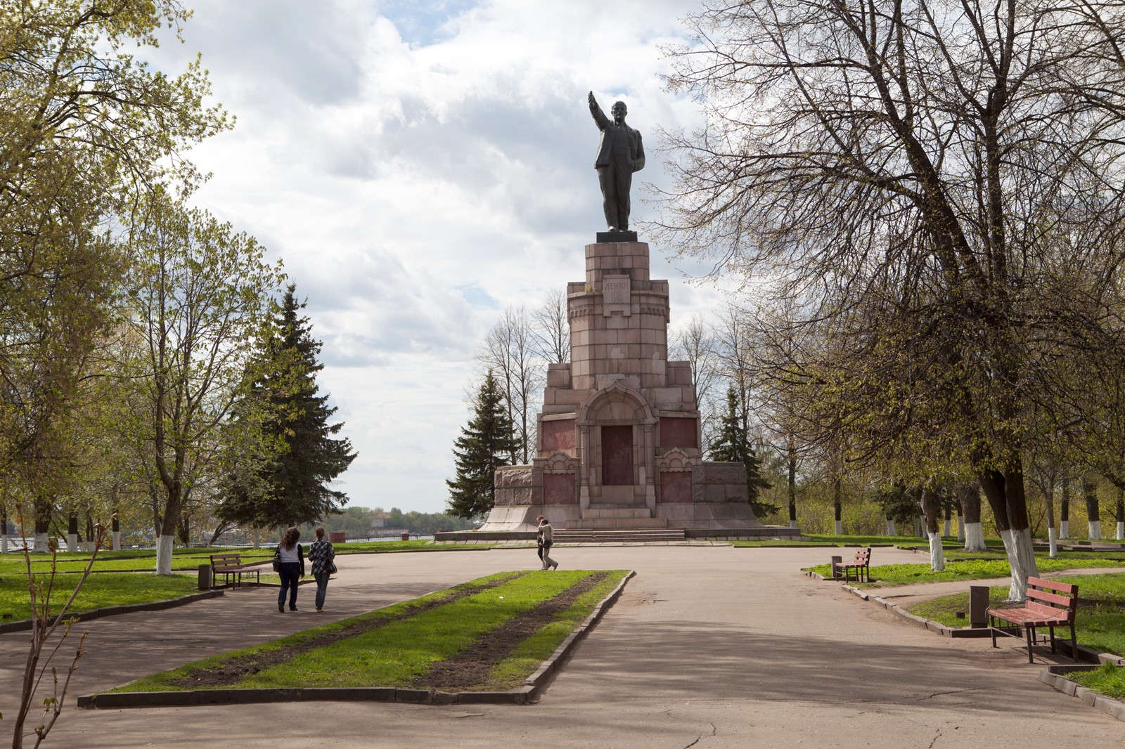 Центральный кострома. Парк Ленина Кострома. Центральный парк Кострома. Памятник Ленину Кострома парк Ленина. Памятник в парке Ленина Кострома.