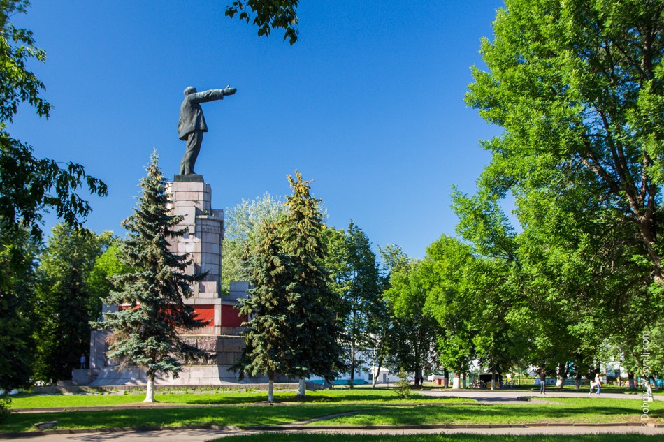 Памятник в центральном парке. Парк Ленина Кострома. Центральный парк Кострома. Памятник в парке Ленина Кострома. Памятник Ленину в Костроме.