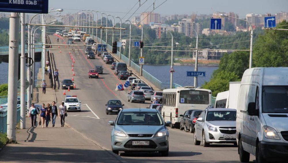 Кострома пробки на дорогах. Кострома пробки на мосту. Реверсивное движение мост Кострома. Пробки Кострома мост через Волгу сейчас. Пробка на Костромской мост.