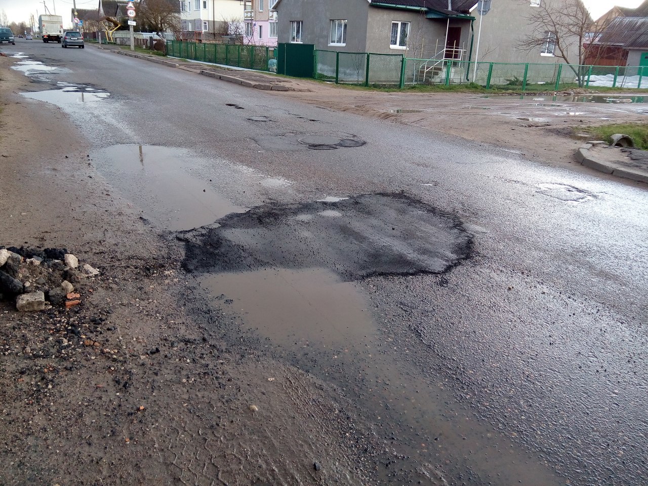 Костромич выложил в соцсети ролик, как дорожники кладут асфальт прямо в  лужи - МойДом