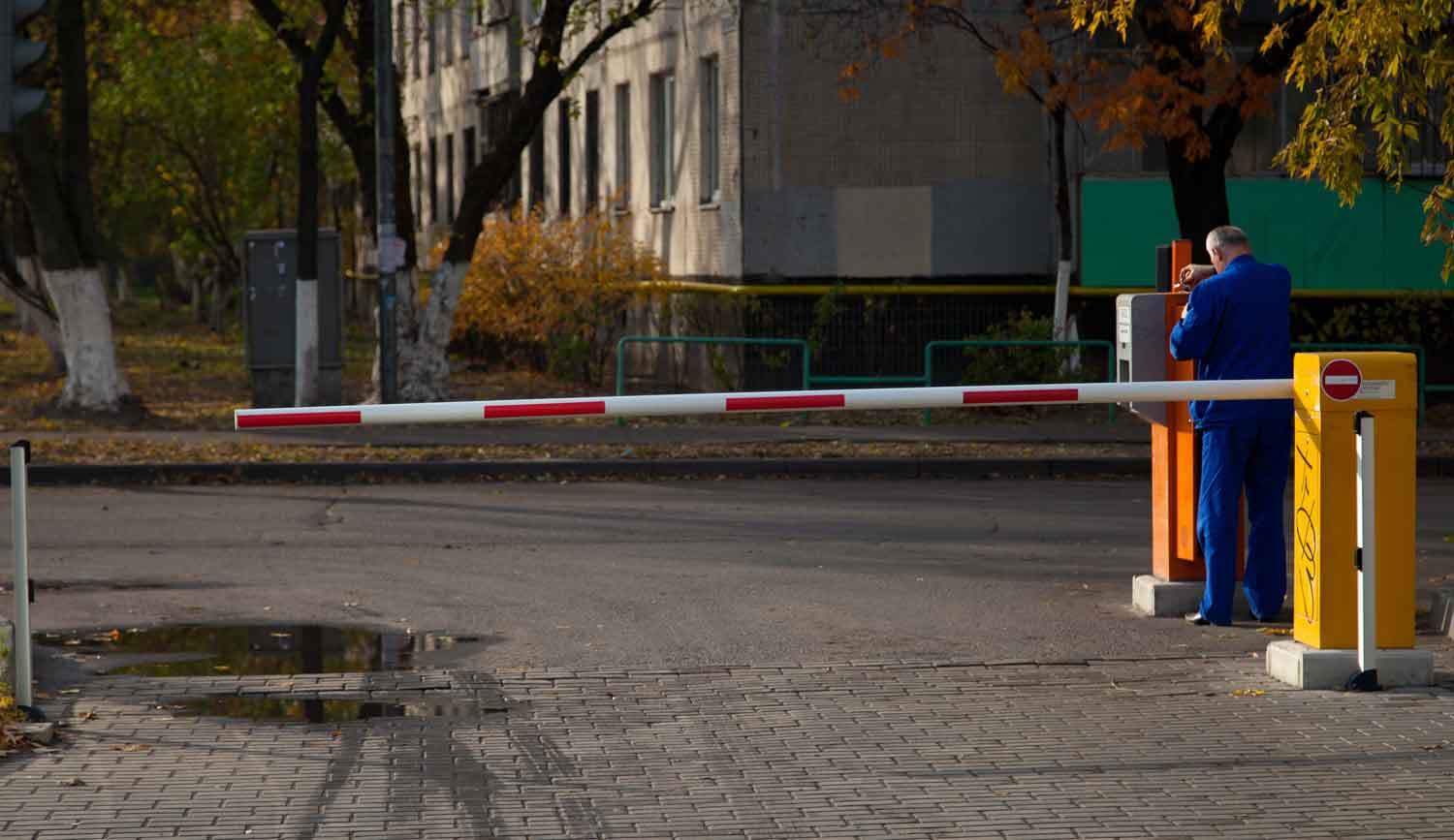 Закрываем двор. Шлагбаум во дворе. Жилой двор со шлагбаумом. Шлагбаум МКД. Шлагбаум в многоквартирном доме.