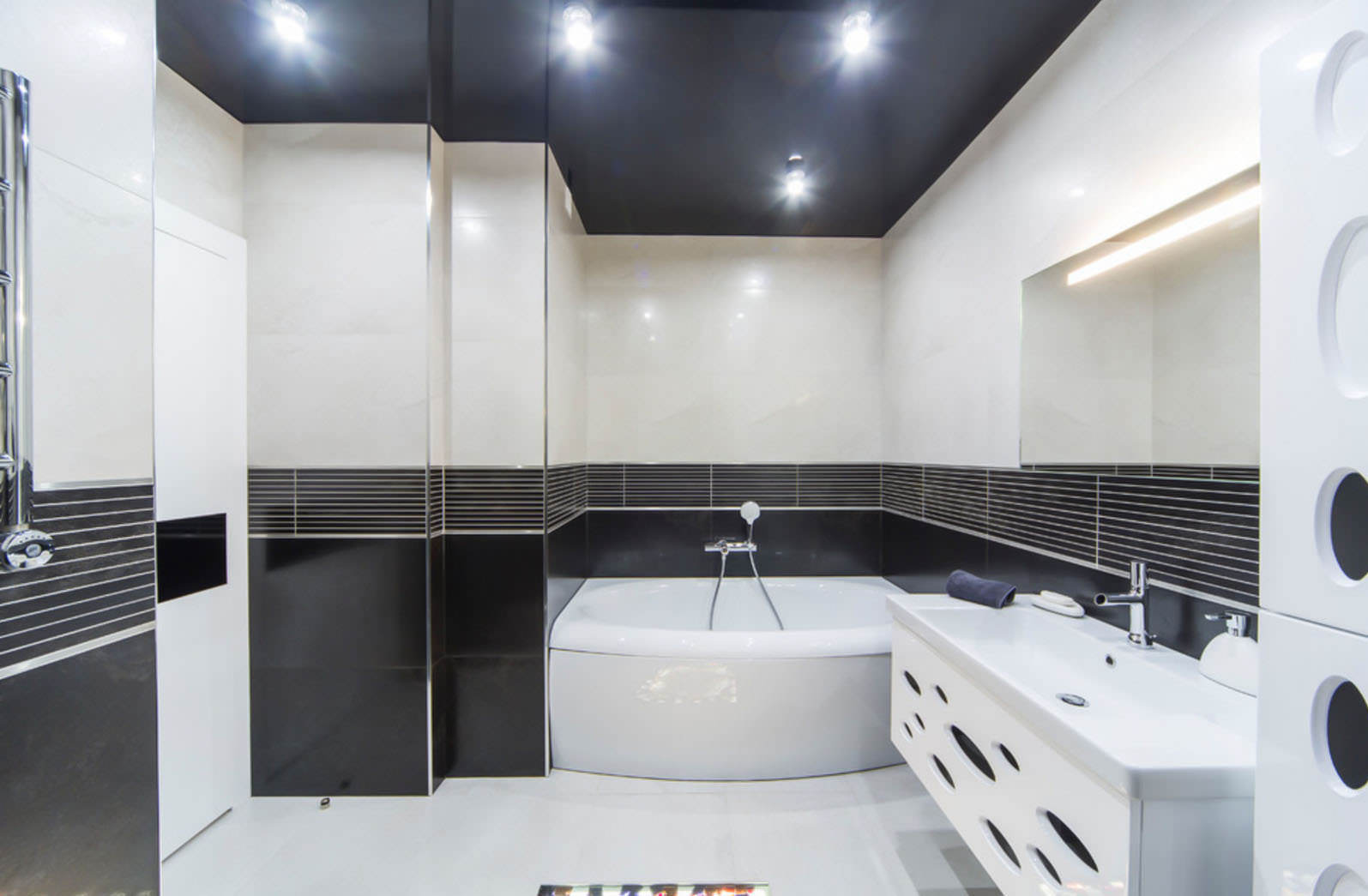 Какой потолок в ванной комнате выбрать: на каком материале остановиться?