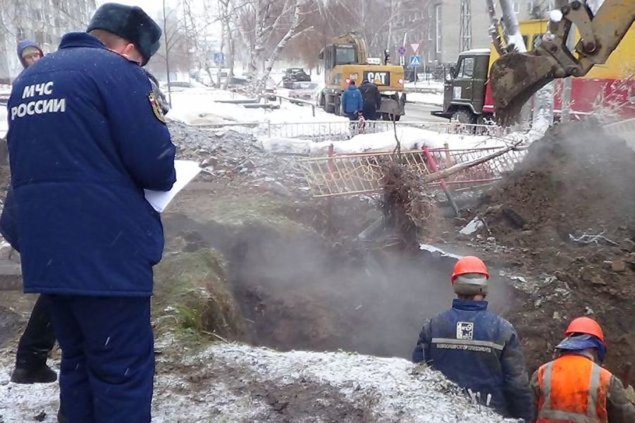 Порыв это. Аварии в системах водоснабжения. Порыв теплотрассы. Прорыв трубы теплоснабжения. Прорыв трубы водоснабжения.