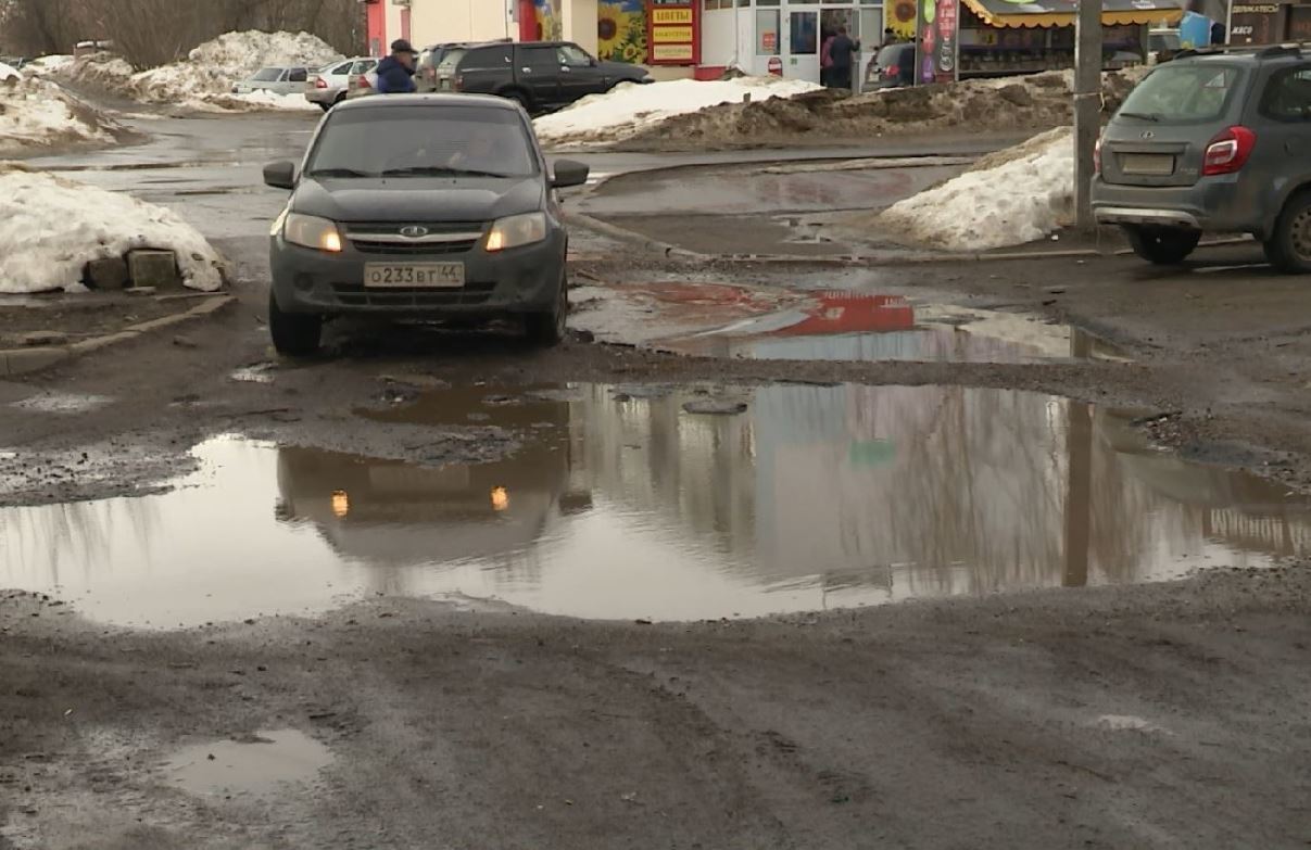 В Костроме на въезде во дворы на улице Шагова асфальт «растаял» вместе со  снегом - МойДом