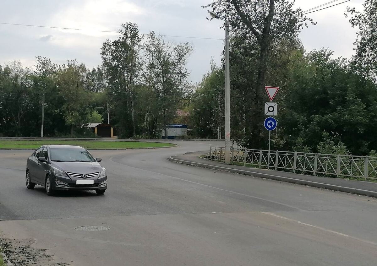 На перекрестке улицы Коммунаров и Рабочего проспекта начало действовать круговое движение