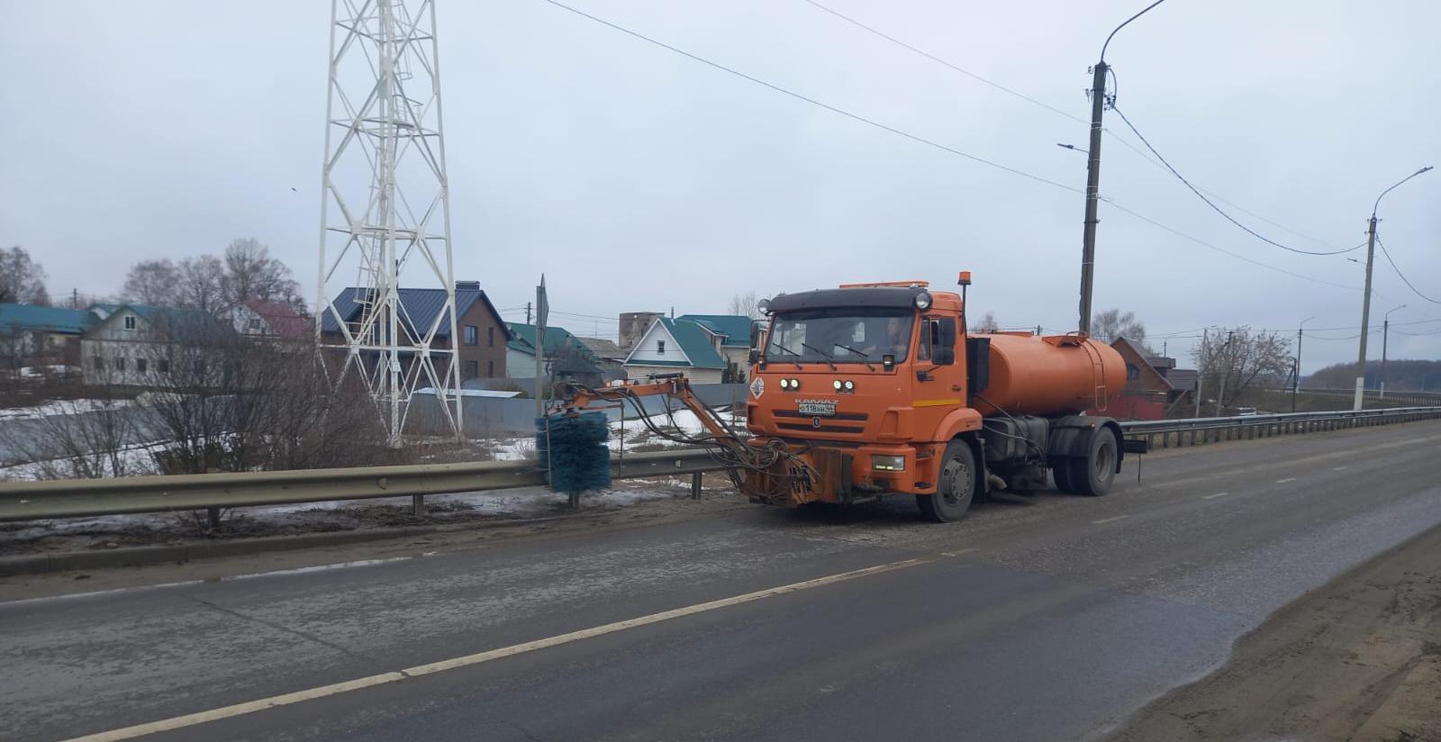 Костромские дорожники очищают улицы города от грязи и мусора после зимы -  МойДом