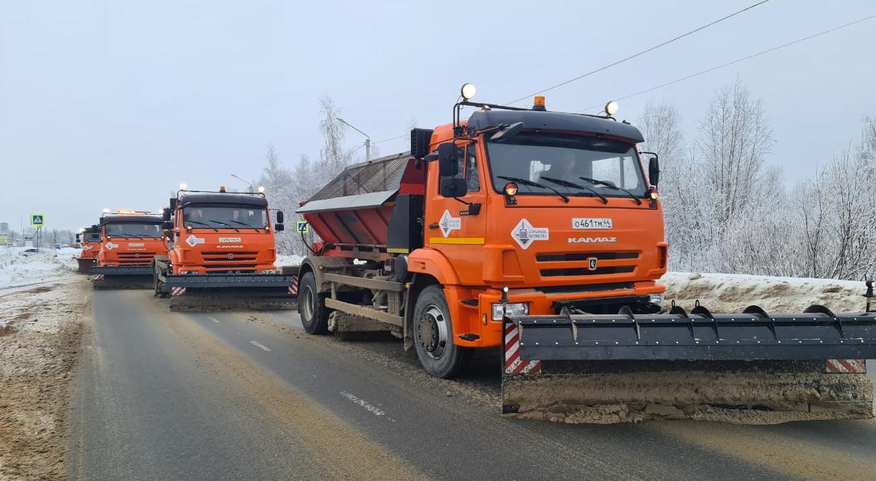 На уборке снега в Костроме задействовано порядка 70 единиц техники и 100  дорожных рабочих - МойДом